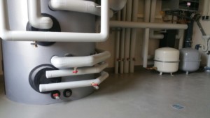 Wärmedämmung an Rohrleitungen nach der ENEV mit einer Ummantelung aus PVC Folie in Technikzentrale