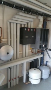 Wärmedämmung an Rohrleitungen nach der ENEV mit einer Ummantelung aus PVC Folie in Technikzentrale 2