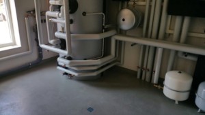 Wärmedämmung an Rohrleitungen nach der ENEV mit einer Ummantelung aus PVC Folie in Technikzentrale 3